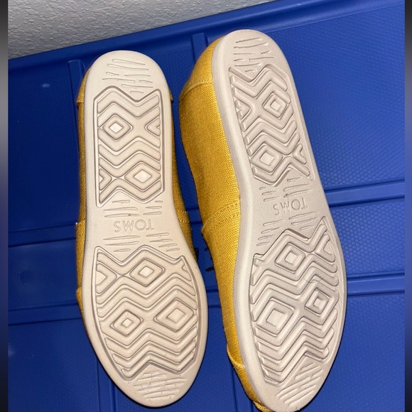 TOMS brand new with the box. Women’s 7.5. Open to offers! - Picture 2 of 4